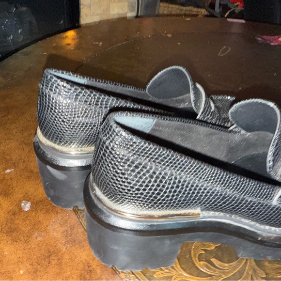 Black Textured platform Women's Loafers (don’t know size assuming 6 or 6 /2) - Picture 5 of 12